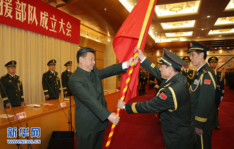 2015年12月31日，中國人民解放軍陸軍領導機構、中國人民解放軍火箭軍、中國人民解放軍戰略支援部隊成立大會在北京八一大樓隆重舉行。習近平向陸軍、火箭軍、戰略支援部隊授予軍旗並致訓詞。這是習近平將軍旗鄭重授予火箭軍司令員魏鳳和、政治委員王家勝。記者 李剛 攝