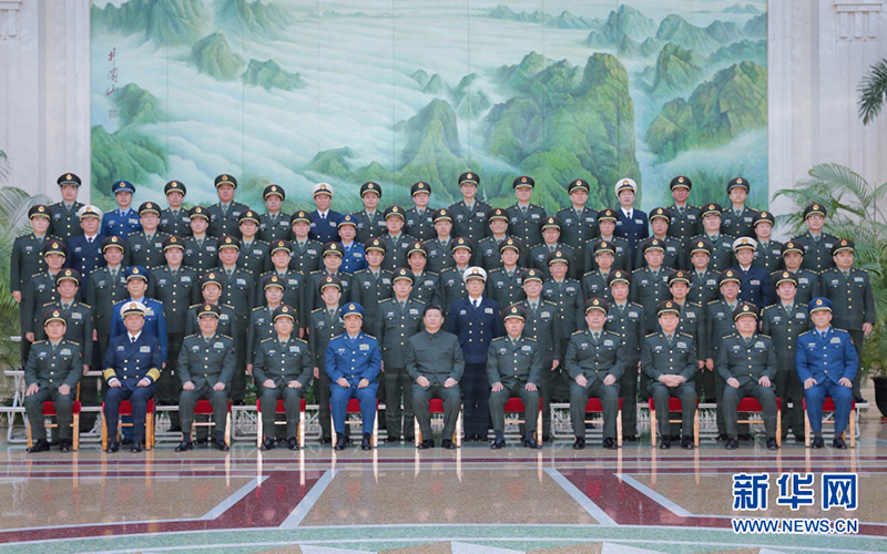 2016年1月11日，習近平在北京接見調整組建后的軍委機關各部門負責同志，代表黨中央和中央軍委，對新的軍委機關成立表示熱烈祝賀。這是習近平同大家合影留念。記者李剛攝
