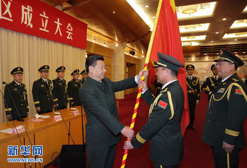 2016年2月1日，中國人民解放軍戰區成立大會在北京八一大樓隆重舉行。習近平向東部戰區、南部戰區、西部戰區、北部戰區、中部戰區授予軍旗並發布訓令。這是習近平將軍旗授予東部戰區司令員劉粵軍、政治委員鄭衛平。記者 李剛 攝