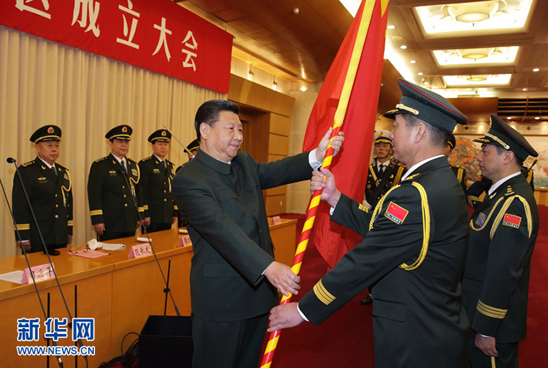 2016年2月1日，中國(guó)人民解放軍戰(zhàn)區(qū)成立大會(huì)在北京八一大樓隆重舉行。習(xí)近平向東部戰(zhàn)區(qū)、南部戰(zhàn)區(qū)、西部戰(zhàn)區(qū)、北部戰(zhàn)區(qū)、中部戰(zhàn)區(qū)授予軍旗並發(fā)布訓(xùn)令。這是習(xí)近平將軍旗授予西部戰(zhàn)區(qū)司令員趙宗岐、政治委員朱福熙。記者 李剛 攝