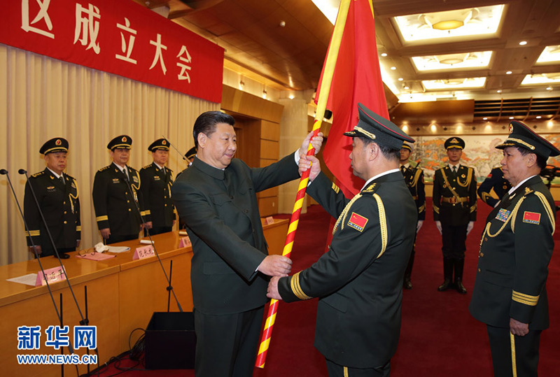 2016年2月1日，中國人民解放軍戰區成立大會在北京八一大樓隆重舉行。習近平向東部戰區、南部戰區、西部戰區、北部戰區、中部戰區授予軍旗並發布訓令。這是習近平將軍旗授予北部戰區司令員宋普選、政治委員褚益民。記者 李剛 攝