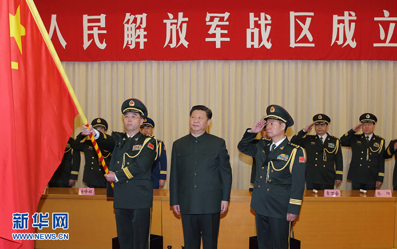 2016年2月1日，中國人民解放軍戰(zhàn)區(qū)成立大會(huì)在北京八一大樓隆重舉行。習(xí)近平向東部戰(zhàn)區(qū)、南部戰(zhàn)區(qū)、西部戰(zhàn)區(qū)、北部戰(zhàn)區(qū)、中部戰(zhàn)區(qū)授予軍旗並發(fā)布訓(xùn)令。這是習(xí)近平將軍旗授予中部戰(zhàn)區(qū)司令員韓衛(wèi)國、政治委員殷方龍。記者 李剛 攝