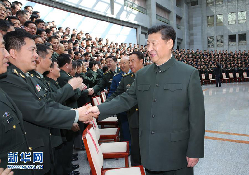 2016年3月23日，習(xí)近平視察國防大學(xué)並接見國防大學(xué)第六次黨代表大會(huì)全體代表和師以上領(lǐng)導(dǎo)干部，代表黨中央和中央軍委向會(huì)議召開表示熱烈祝賀。記者 李剛 攝
