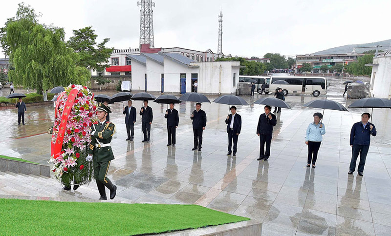 這是7月18日上午，習近平在固原市西吉縣將臺堡向紅軍長征會師紀念碑敬獻花籃。新華社記者李濤攝