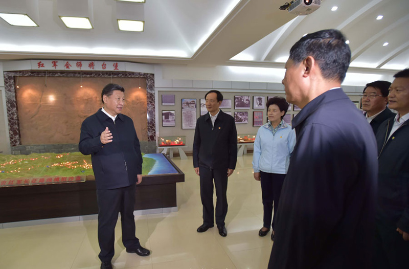 這是7月18日上午，習近平在固原市西吉縣將臺堡參觀三軍會師紀念館。新華社記者李濤攝