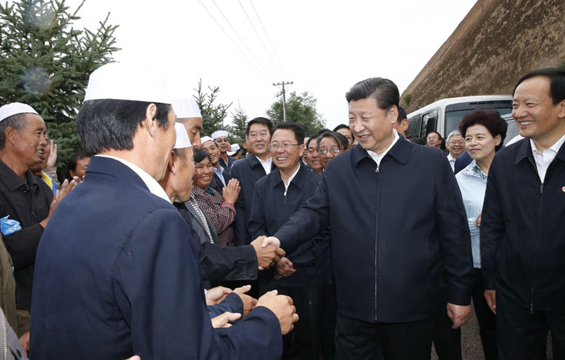 這是7月18日上午，習近平在固原市西吉縣將臺堡同村民們交談。新華社記者鞠鵬攝