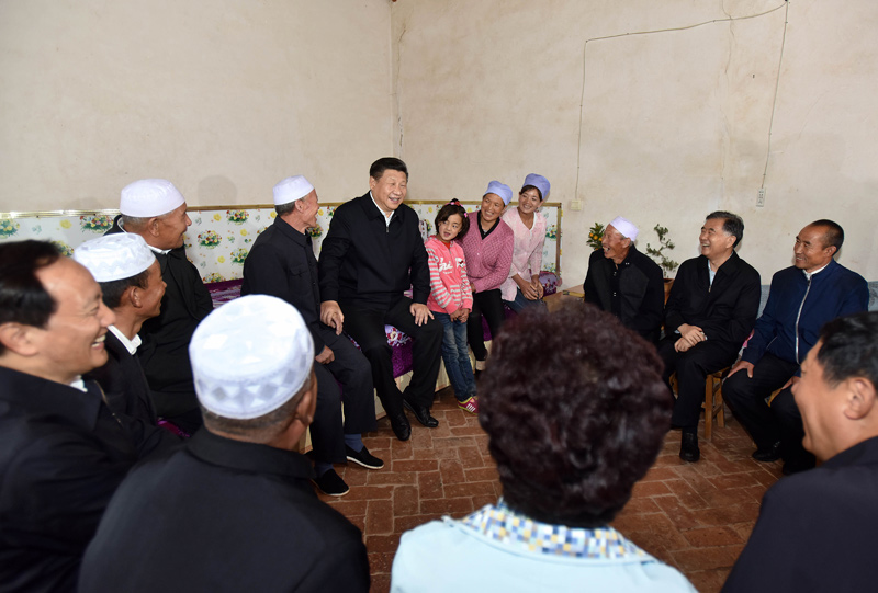 這是7月18日下午，習近平在固原市涇源縣大灣鄉(xiāng)楊嶺村村民馬克俊家同一家人和村民代表親切交談。新華社記者李濤攝
