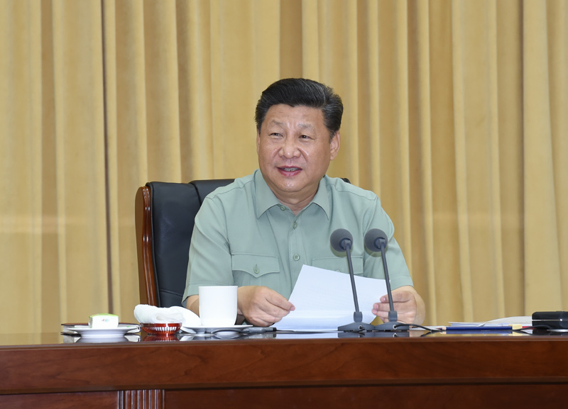 八一建軍節到來之際，中共中央總書記、國家主席、中央軍委主席習近平7月27日上午視察陸軍機關，代表黨中央和中央軍委，對陸軍第一次黨代表大會的召開表示熱烈的祝賀，向人民解放軍全體指戰員、武警部隊全體官兵、民兵預備役人員致以節日的問候。這是習近平聽取陸軍工作匯報后發表重要講話。新華社記者 李剛 攝