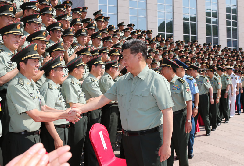八一建軍節(jié)到來之際，中共中央總書記、國家主席、中央軍委主席習(xí)近平7月27日上午視察陸軍機關(guān)，代表黨中央和中央軍委，對陸軍第一次黨代表大會的召開表示熱烈的祝賀，向人民解放軍全體指戰(zhàn)員、武警部隊全體官兵、民兵預(yù)備役人員致以節(jié)日的問候。這是習(xí)近平親切接見陸軍第一次黨代表大會代表。新華社記者 李剛 攝
