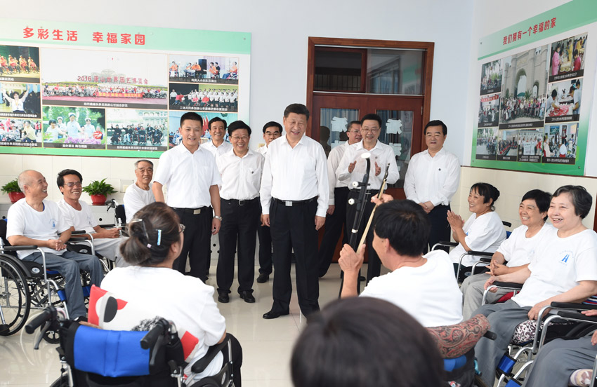 7月28日，中共中央總書記、國家主席、中央軍委主席習近平到河北唐山市調(diào)研考察。這是習近平在唐山市截癱療養(yǎng)院活動室欣賞截癱傷員表演的二胡伴唱《唱支山歌給黨聽》。新華社記者 謝環(huán)馳 攝