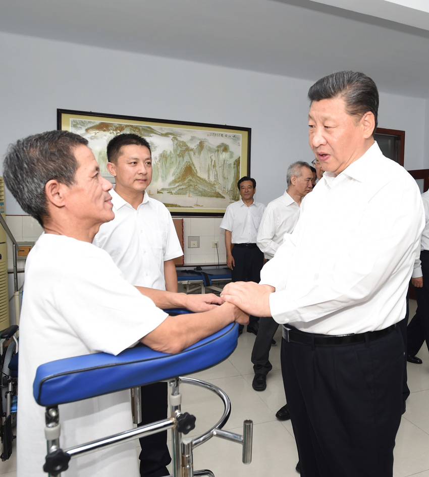 7月28日，中共中央總書記、國家主席、中央軍委主席習近平到河北唐山市調研考察。這是習近平在唐山市截癱療養院康復室了解截癱傷員的康復治療情況。新華社記者 謝環馳 攝