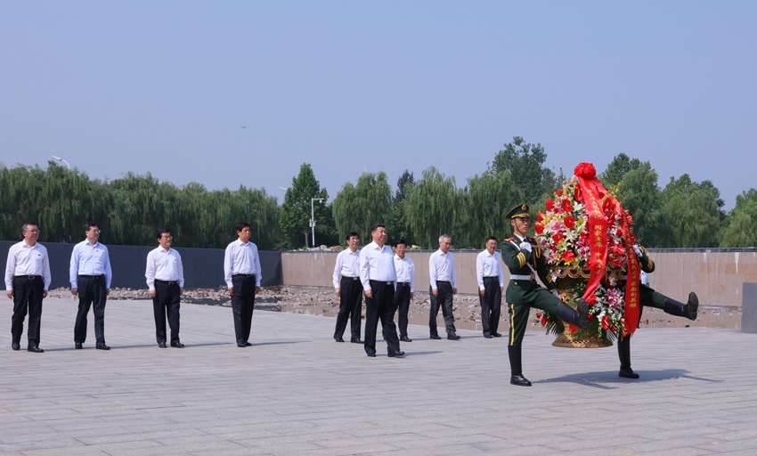 7月28日，中共中央總書記、國家主席、中央軍委主席習近平到河北唐山市調研考察。這是習近平在唐山地震遺址公園向唐山大地震罹難同胞和在抗震救災中捐軀的英雄敬獻花籃。新華社記者 蘭紅光 攝