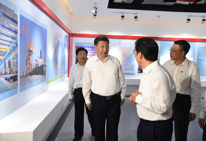 7月28日，中共中央總書記、國家主席、中央軍委主席習近平到河北唐山市調(diào)研考察。這是習近平在唐山市規(guī)劃展覽館參觀唐山抗震40周年成就展。新華社記者 謝環(huán)馳 攝