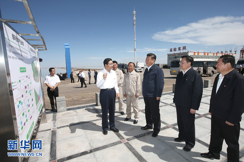 這是8月22日下午，習近平在青海鹽湖工業股份有限公司鹽湖碼頭聽取鹽湖資源綜合利用和柴達木盆地發展循環經濟情況介紹。 新華社記者 龐興雷攝