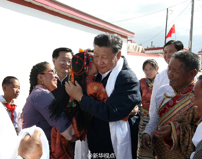離開長江源村時，村裡男女老少排起長長隊伍，揮著哈達，高喊“總書記好”“扎西德勒”，依依不舍同總書記握手話別。一位由大人抱著的小姑娘向總書記獻上哈達，總書記輕輕親吻孩子的臉頰，希望她健康成長。攝影/新華社記者蘭紅光、龐興雷