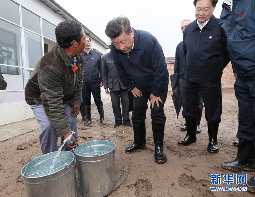 這是8月23日上午，習近平在海東市互助土族自治縣五十鎮班彥村村民呂有章的新家了解自來水使用情況。 新華社記者 蘭紅光 攝