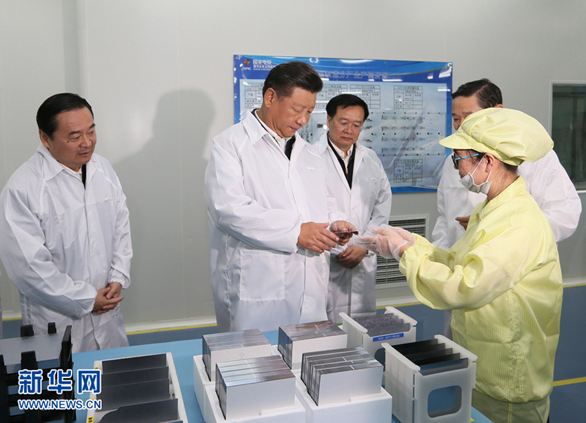 這是8月23日下午，習(xí)近平在國家電投黃河水電太陽能電力有限公司西寧分公司太陽能電池生產(chǎn)車間考察。 新華社記者 蘭紅光 攝