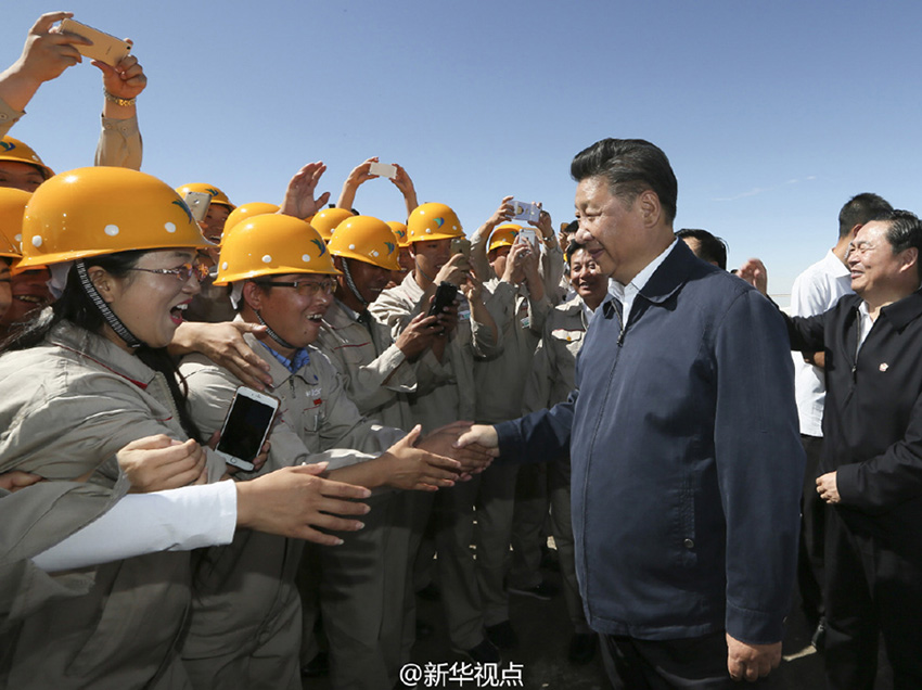 8月22日至24日，中共中央總書記、國家主席、中央軍委主席習(xí)近平在青海調(diào)研考察。習(xí)近平總書記22日中午抵達平均海拔2800米的青海省海西蒙古族藏族自治州格爾木市，隨后驅(qū)車60公裡來到青海鹽湖工業(yè)股份有限公司鉀肥分公司碼頭。攝影/新華社記者蘭紅光、龐興雷