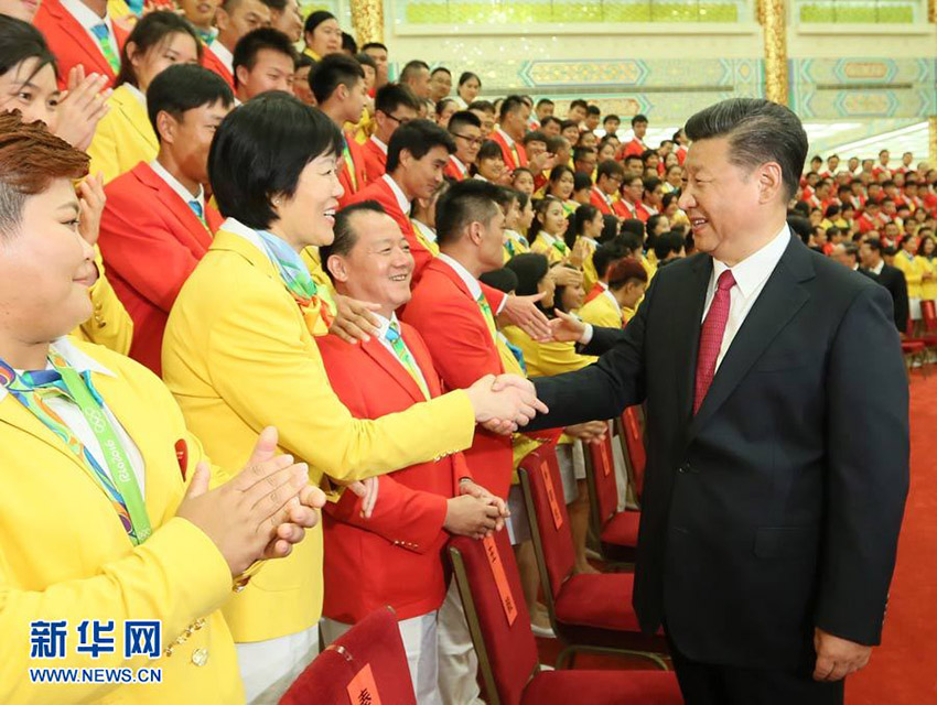 8月25日，黨和國家領(lǐng)導(dǎo)人習(xí)近平、李克強(qiáng)、張德江、俞正聲、劉雲(yún)山、王岐山、張高麗等在北京人民大會(huì)堂會(huì)見第31屆奧林匹克運(yùn)動(dòng)會(huì)中國體育代表團(tuán)全體成員。新華社記者蘭紅光攝