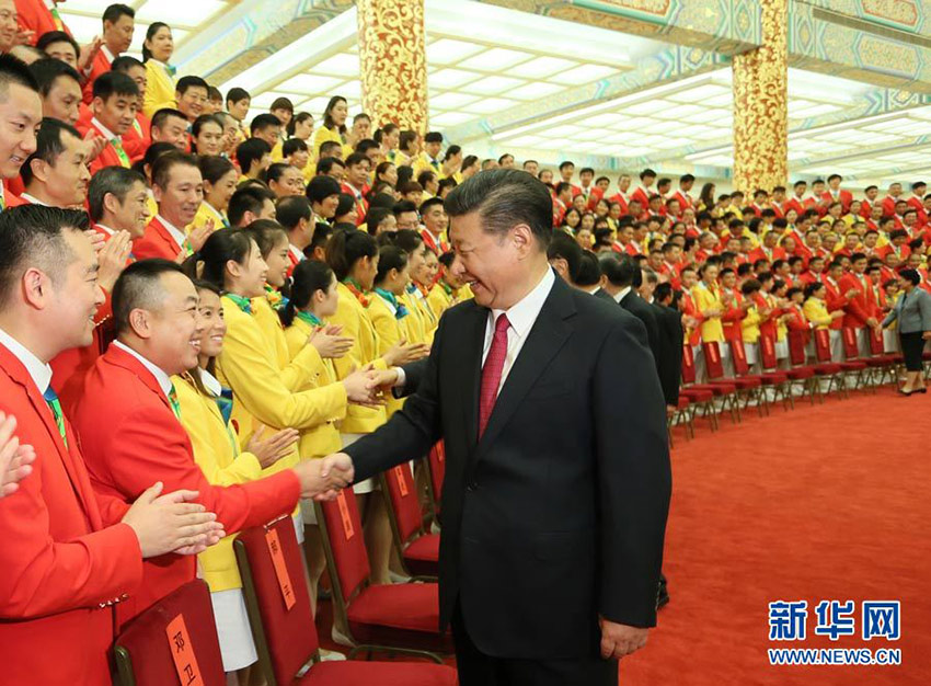 8月25日，黨和國家領(lǐng)導(dǎo)人習(xí)近平、李克強(qiáng)、張德江、俞正聲、劉雲(yún)山、王岐山、張高麗等在北京人民大會(huì)堂會(huì)見第31屆奧林匹克運(yùn)動(dòng)會(huì)中國體育代表團(tuán)全體成員。新華社記者蘭紅光攝