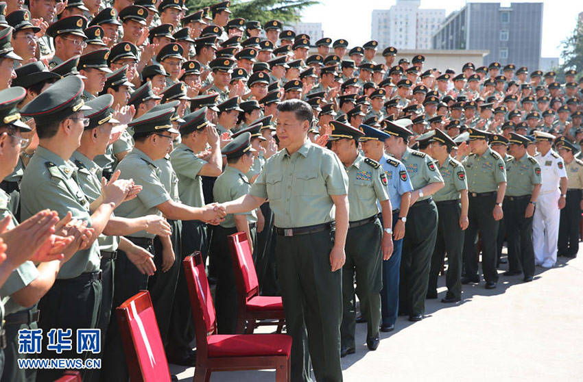 8月29日上午，中共中央總書記、國家主席、中央軍委主席習(xí)近平視察戰(zhàn)略支援部隊(duì)機(jī)關(guān)，代表黨中央和中央軍委，對戰(zhàn)略支援部隊(duì)第一次黨代表大會的召開表示熱烈的祝賀，向戰(zhàn)略支援部隊(duì)全體指戰(zhàn)員致以誠摯的問候。這是習(xí)近平親切接見戰(zhàn)略支援部隊(duì)第一次黨代表大會代表。新華社記者李剛攝