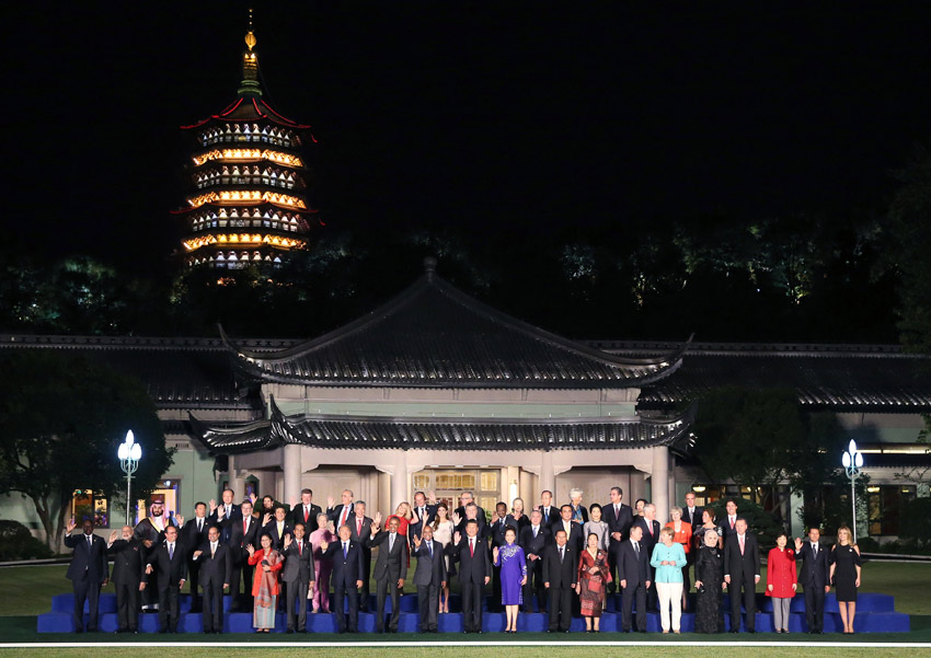 9月4日，國家主席習近平和夫人彭麗媛在杭州西子賓館舉行宴會，歡迎出席二十國集團領導人杭州峰會的外方代表團團長及所有嘉賓。這是習近平和彭麗媛同外方代表團團長及配偶在室外草坪合影留念。新華社記者 姚大偉攝