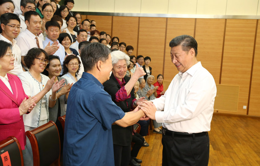 9月9日，中共中央總書記、國家主席、中央軍委主席習近平來到北京市八一學校，看望慰問師生，向全國廣大教師和教育工作者致以節日祝賀和誠摯問候。這是習近平看望慰問北京市和八一學校的教師學生代表。新華社記者 姚大偉 攝