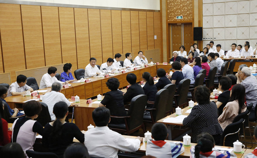 9月9日，中共中央總書記、國(guó)家主席、中央軍委主席習(xí)近平來(lái)到北京市八一學(xué)校，看望慰問(wèn)師生，向全國(guó)廣大教師和教育工作者致以節(jié)日祝賀和誠(chéng)摯問(wèn)候。這是習(xí)近平同北京市和八一學(xué)校教師學(xué)生代表座談。新華社記者 鞠鵬 攝