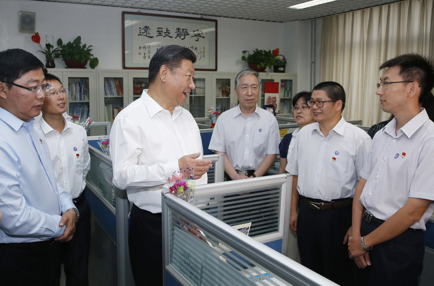 9月9日，中共中央總書記、國(guó)家主席、中央軍委主席習(xí)近平來(lái)到北京市八一學(xué)校，看望慰問(wèn)師生，向全國(guó)廣大教師和教育工作者致以節(jié)日祝賀和誠(chéng)摯問(wèn)候。這是習(xí)近平在學(xué)校高中部教師集體辦公室與教師親切交談。新華社記者 鞠鵬 攝