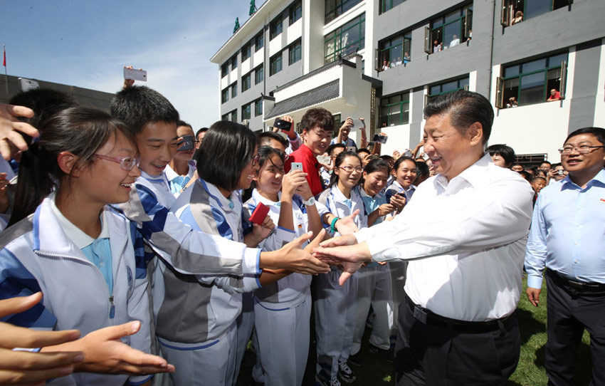 9月9日，中共中央總書記、國家主席、中央軍委主席習近平來到北京市八一學校，看望慰問師生，向全國廣大教師和教育工作者致以節日祝賀和誠摯問候。這是習近平離開學校時與教師和學生依依惜別。新華社記者 姚大偉 攝
