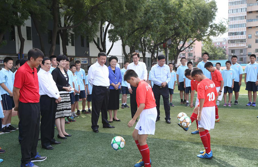 9月9日，中共中央總書記、國家主席、中央軍委主席習近平來到北京市八一學校，看望慰問師生，向全國廣大教師和教育工作者致以節日祝賀和誠摯問候。這是習近平在學校體育場觀摩小學生足球訓練課。新華社記者 姚大偉 攝
