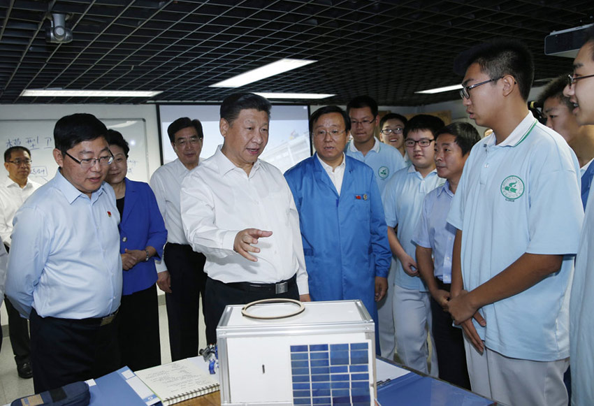 9月9日，中共中央總書記、國家主席、中央軍委主席習近平來到北京市八一學校，看望慰問師生，向全國廣大教師和教育工作者致以節日祝賀和誠摯問候。這是習近平在學校天工苑通用技術中心科普實驗室察看師生們研制的科普小衛星並親切交談。新華社記者 鞠鵬 攝
