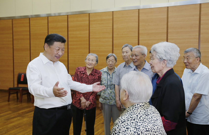 9月9日，中共中央總書記、國家主席、中央軍委主席習近平來到北京市八一學校，看望慰問師生，向全國廣大教師和教育工作者致以節日祝賀和誠摯問候。這是習近平同母校老教師們親切交談。新華社記者 鞠鵬 攝