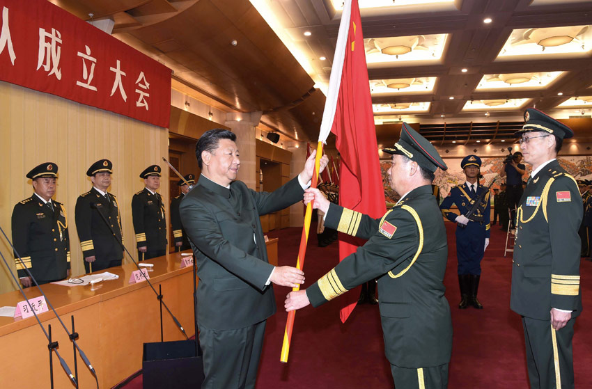 9月13日，中央軍委聯勤保障部隊成立大會在北京八一大樓隆重舉行。中共中央總書記、國家主席、中央軍委主席習近平向武漢聯勤保障基地和無錫、桂林、西寧、沈陽、鄭州聯勤保障中心授予軍旗並致訓詞。這是習近平向武漢聯勤保障基地司令員李士生、政治委員殷志紅授軍旗。新華社記者李剛攝