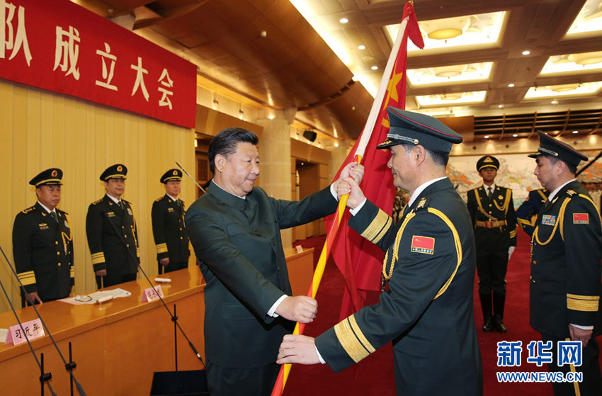 9月13日，中央軍委聯勤保障部隊成立大會在北京八一大樓隆重舉行。中共中央總書記、國家主席、中央軍委主席習近平向武漢聯勤保障基地和無錫、桂林、西寧、沈陽、鄭州聯勤保障中心授予軍旗並致訓詞。這是習近平向桂林聯勤保障中心主任、政治委員授軍旗。新華社記者李剛攝