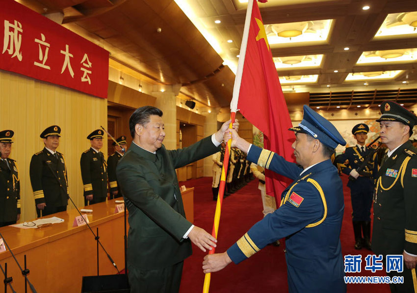 9月13日，中央軍委聯勤保障部隊成立大會在北京八一大樓隆重舉行。中共中央總書記、國家主席、中央軍委主席習近平向武漢聯勤保障基地和無錫、桂林、西寧、沈陽、鄭州聯勤保障中心授予軍旗並致訓詞。這是習近平向鄭州聯勤保障中心主任、政治委員授軍旗。新華社記者李剛攝