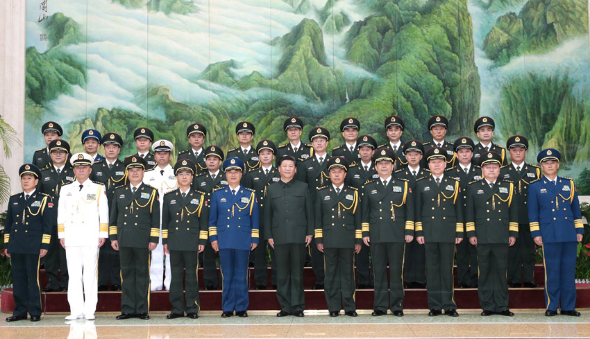 9月13日，中央軍委聯勤保障部隊成立大會在北京八一大樓隆重舉行。中共中央總書記、國家主席、中央軍委主席習近平向武漢聯勤保障基地和無錫、桂林、西寧、沈陽、鄭州聯勤保障中心授予軍旗並致訓詞。這是習近平接見武漢聯勤保障基地領導班子成員和各聯勤保障中心主要領導，並同大家合影留念。新華社記者李剛攝