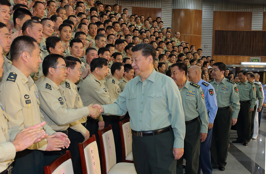9月26日，中共中央總書記、國家主席、中央軍委主席習近平視察火箭軍機關，代表黨中央和中央軍委，對火箭軍第一次黨代表大會的召開表示熱烈的祝賀，向火箭軍全體指戰員致以誠摯的問候。這是習近平親切接見火箭軍第一次黨代會全體代表。新華社記者李剛攝
