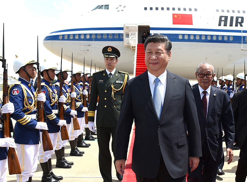 10月13日，國(guó)家主席習(xí)近平乘專(zhuān)機(jī)抵達(dá)金邊國(guó)際機(jī)場(chǎng)，開(kāi)始對(duì)柬埔寨王國(guó)進(jìn)行國(guó)事訪問(wèn)。柬埔寨副首相兼王宮事務(wù)大臣貢桑奧親王和夏卡朋親王、阿倫公主等在舷梯旁熱情迎接習(xí)近平主席。新華社記者　謝環(huán)馳　攝