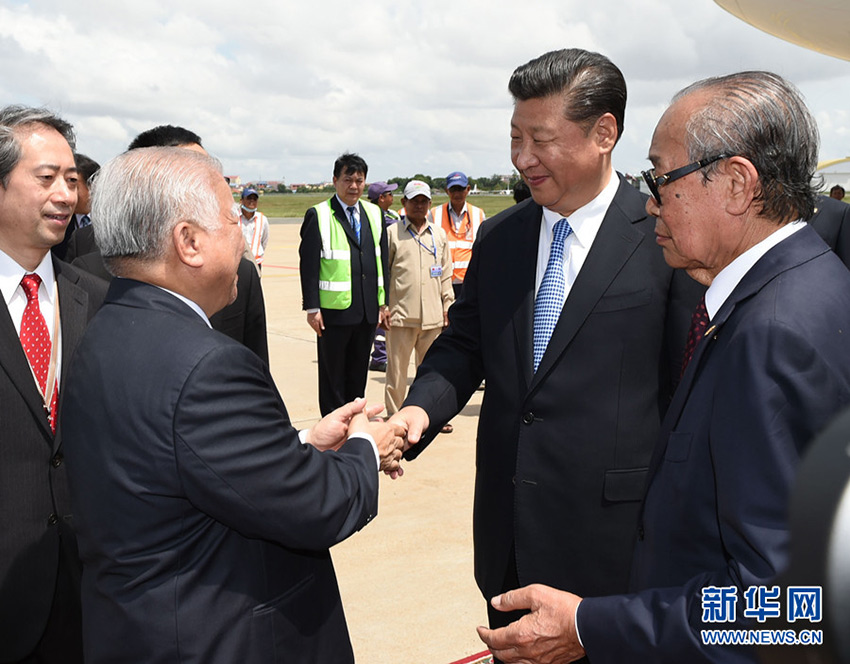 10月13日，國家主席習近平乘專機抵達金邊國際機場，開始對柬埔寨王國進行國事訪問。柬埔寨副首相兼王宮事務大臣貢桑奧親王和夏卡朋親王、阿倫公主等在舷梯旁熱情迎接習近平主席。新華社記者　謝環馳　攝