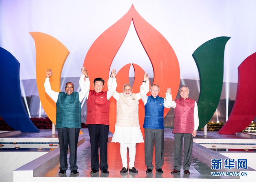 10月15日，國家主席習近平在印度果阿出席印度總理莫迪為金磚國家領導人舉行的非正式晚宴。這是五國領導人晚宴前合影。 新華社記者丁林攝