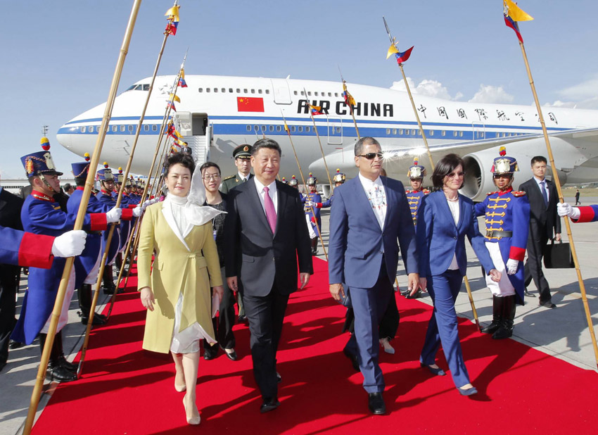 當地時間11月17日，國家主席習近平乘專機抵達基多，開始對厄瓜多爾共和國進行國事訪問。厄瓜多爾總統科雷亞和夫人馬勒布等在機場熱情迎接習近平和夫人彭麗媛。新華社記者 鞠鵬 攝