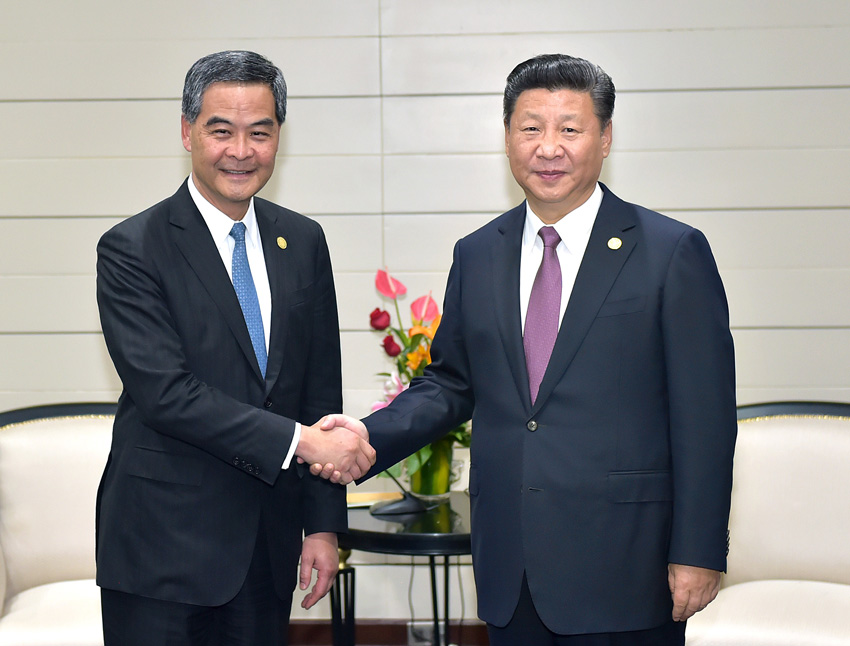 11月20日，國家主席習近平在秘魯首都利馬會見前來出席亞太經合組織第二十四次領導人非正式會議的香港特別行政區行政長官梁振英。新華社記者 李濤 攝