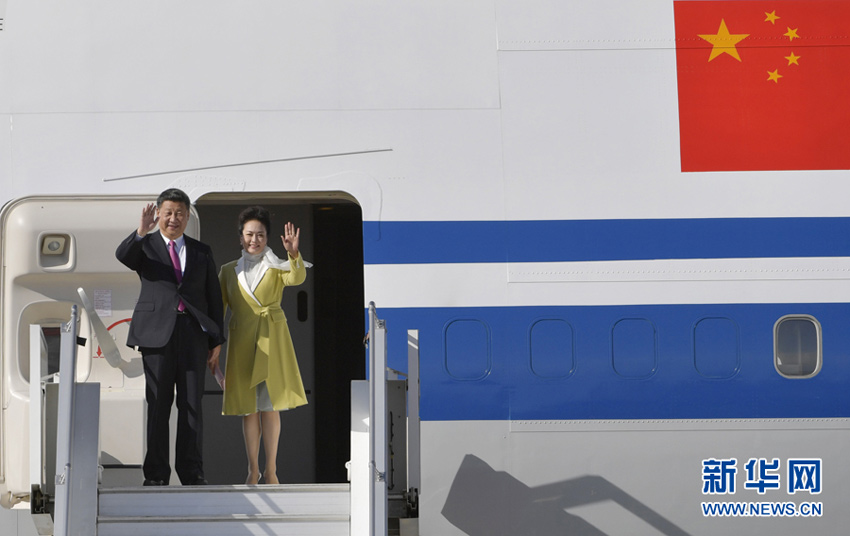 當(dāng)?shù)貢r間11月17日，國家主席習(xí)近平乘專機(jī)抵達(dá)基多，開始對厄瓜多爾共和國進(jìn)行國事訪問。這是習(xí)近平與夫人彭麗媛向歡迎人群揮手致意。新華社記者 王曄 攝