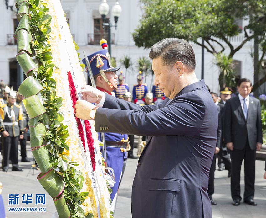 當地時間11月18日，國家主席習近平向厄瓜多爾獨立英雄紀念碑敬獻花圈。 新華社記者 黃敬文 攝
