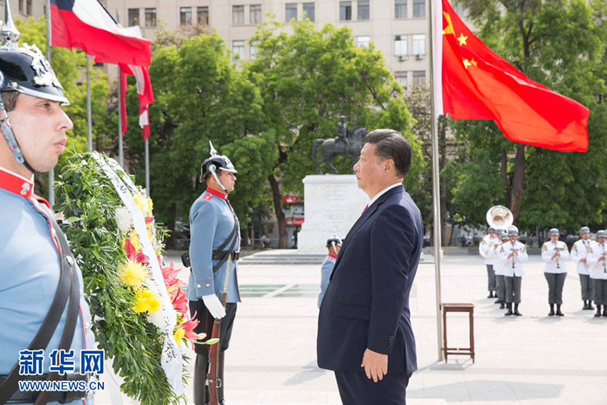 11月22日，國(guó)家主席習(xí)近平在聖地亞哥向智利解放者奧希金斯紀(jì)念碑敬獻(xiàn)花圈。 新華社記者 黃敬文 攝