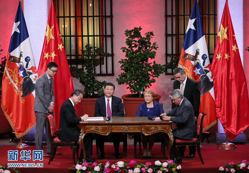 11月22日，國家主席習近平在聖地亞哥同智利總統巴切萊特舉行會談。這是會談后，兩國元首見証經貿、農業、質檢、文化、教育、電子商務、信息通信、金融等領域多項雙邊合作文件的簽署。新華社記者 蘭紅光 攝