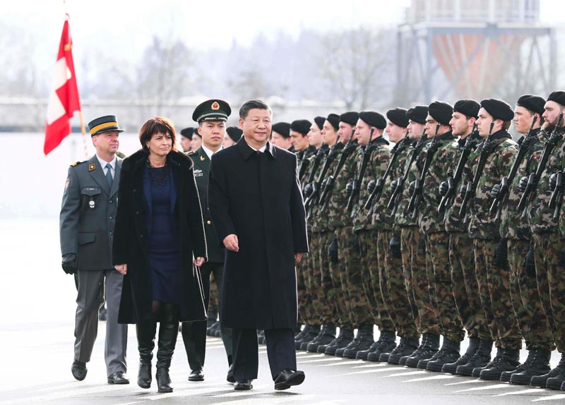 1月15日，國家主席習近平乘專機抵達蘇黎世，開始對瑞士聯邦進行國事訪問。 這是習近平在瑞士聯邦主席洛伊特哈德陪同下檢閱儀仗隊。新華社記者 蘭紅光 攝