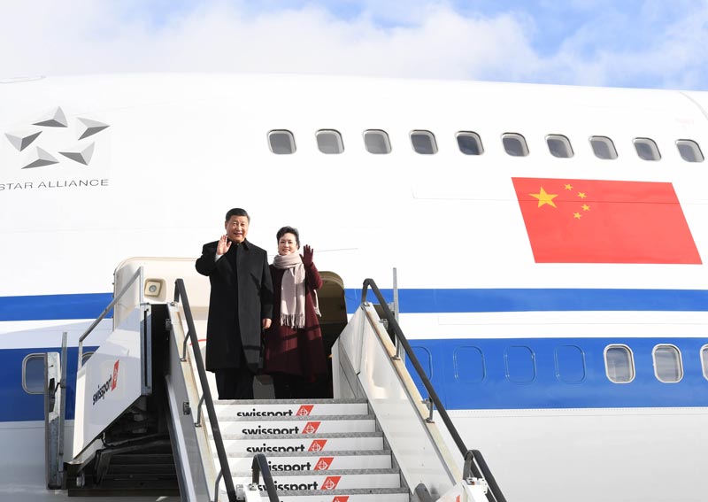  1月15日，國家主席習(xí)近平乘專機(jī)抵達(dá)蘇黎世，開始對(duì)瑞士聯(lián)邦進(jìn)行國事訪問。 這是習(xí)近平和夫人彭麗媛步出艙門。 新華社記者 饒愛民 攝