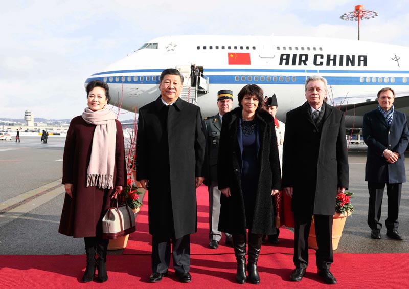 1月15日，國家主席習近平乘專機抵達蘇黎世，開始對瑞士聯邦進行國事訪問。這是瑞士聯邦主席洛伊特哈德在機場為習近平和夫人彭麗媛舉行隆重歡迎儀式。 新華社記者 蘭紅光 攝